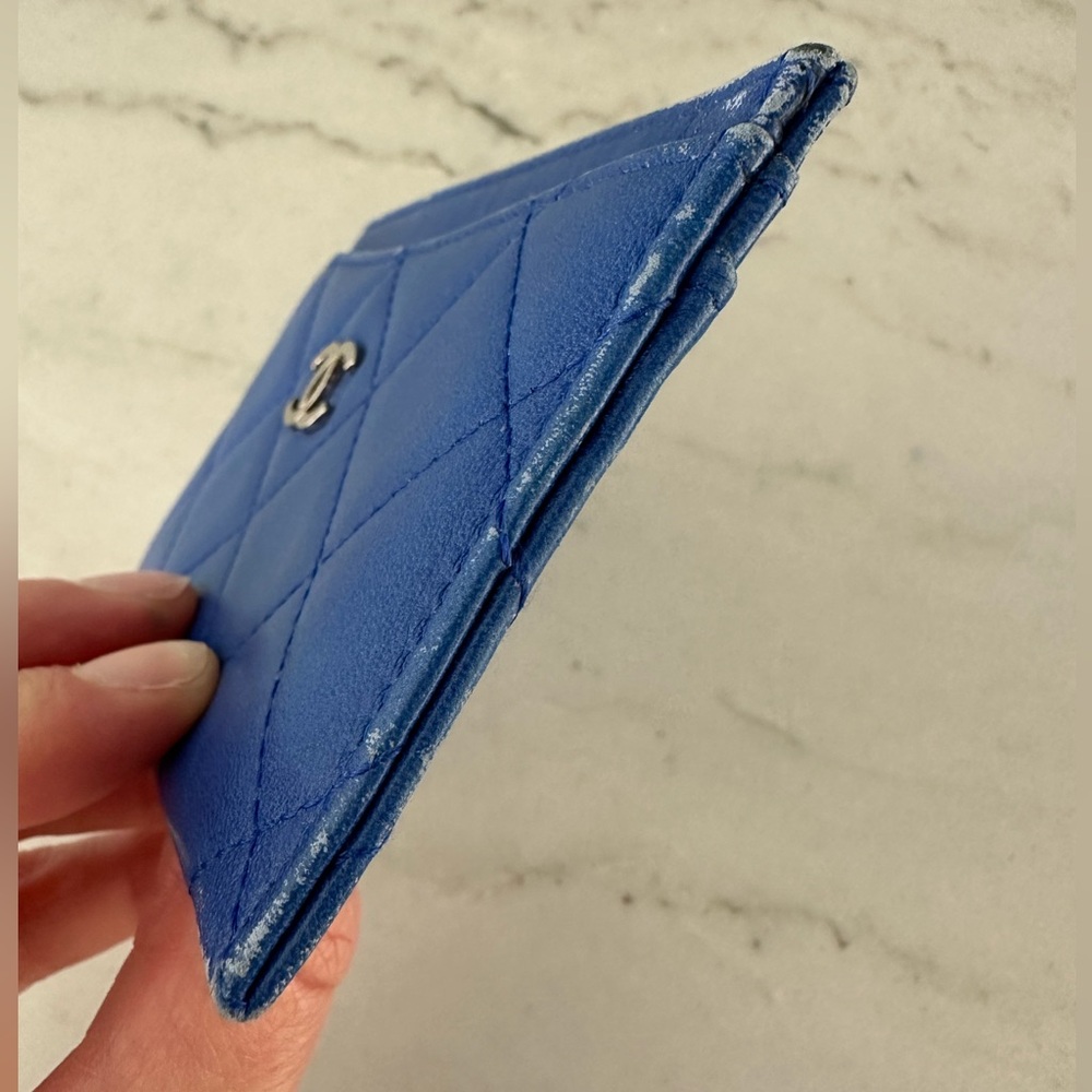 Vintage CHANEL cardholder in blue lambskin - Picture 9 of 15